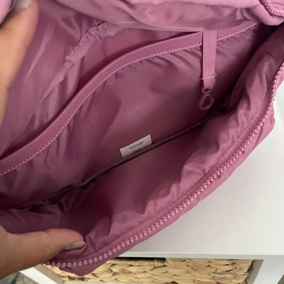 🔴 SOLD 🔴 Reebok Rylan Quilted Fanny Pack - Picture 2 of 2